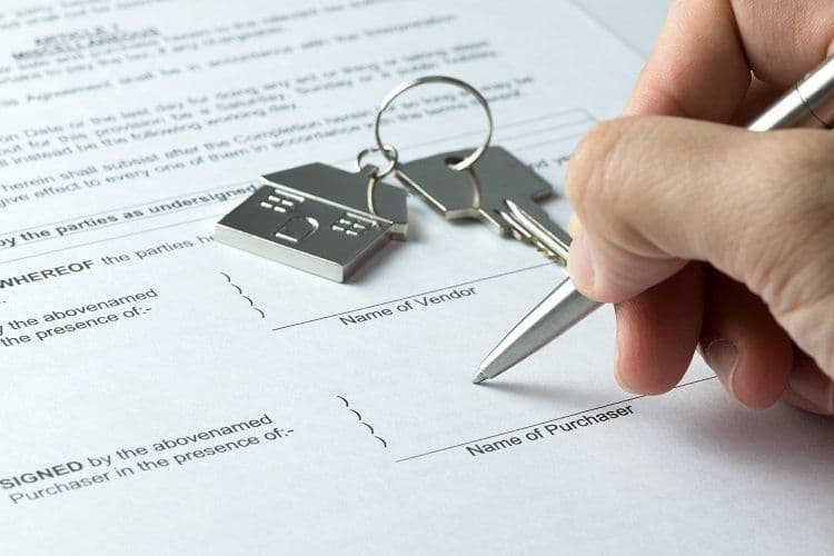 US Mortgage Rates Steady at 7.4% as Housing Strain Continues